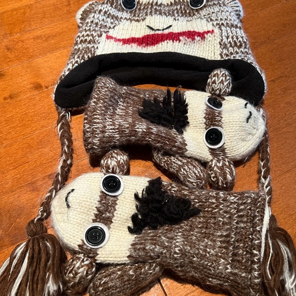 Monkey hat and mittens - Picture 3 of 10